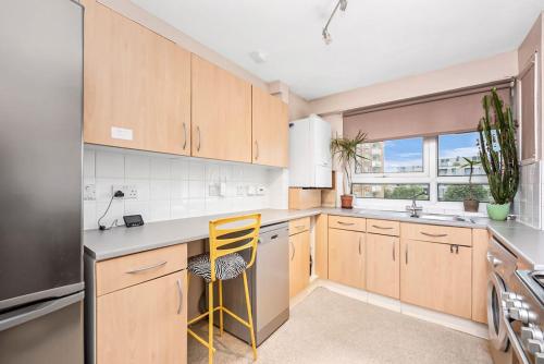 Queens Park Vibrant 1BR Flat with Balcony