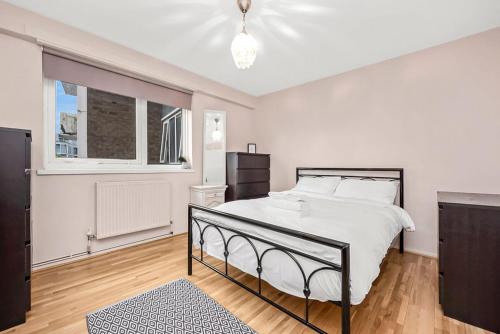 Queens Park Vibrant 1BR Flat with Balcony