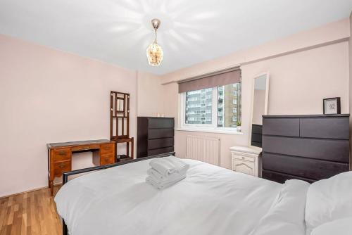 Queens Park Vibrant 1BR Flat with Balcony