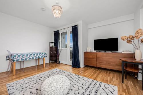 Queens Park Vibrant 1BR Flat with Balcony