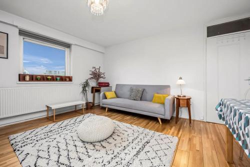 Queens Park Vibrant 1BR Flat with Balcony