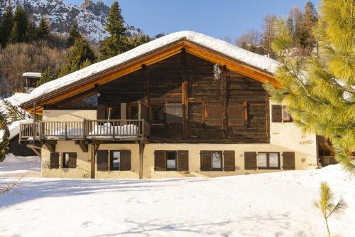 Apartment with Mountain View