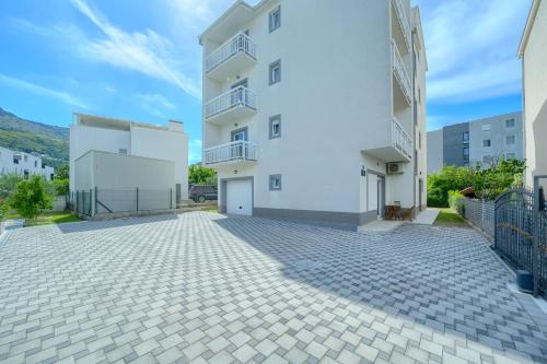 Cozy New Apartments with Private Pool Podstrana 3