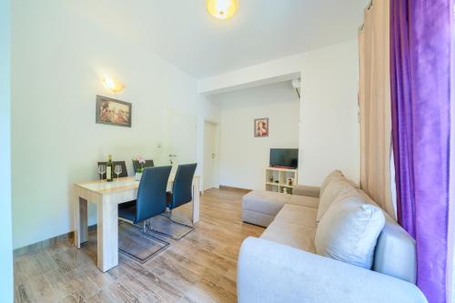 Cozy New Apartments with Private Pool Podstrana 2