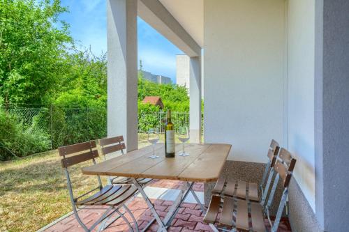 Cozy New Apartments with Private Pool Podstrana 3