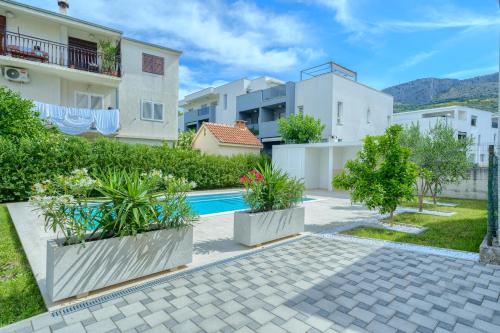 Cozy New Apartments with Private Pool Podstrana 5