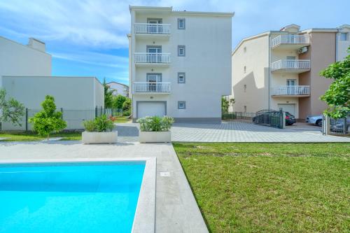 Cozy New Apartments with Private Pool Podstrana 2