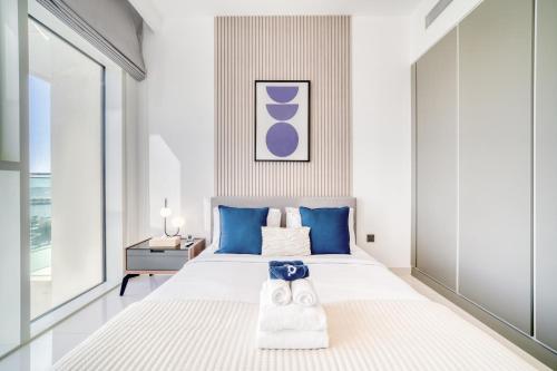 Emaar Beach Front 2BR with Sea & Marina Skyline Views - image 11