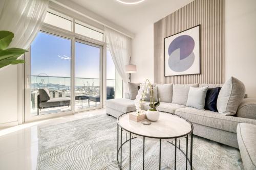 Emaar Beach Front 2BR with Sea & Marina Skyline Views, Dubái