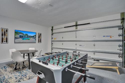 Amazing 8BR with Pool, Lake View & Tons of Amenities! in Davie, USA