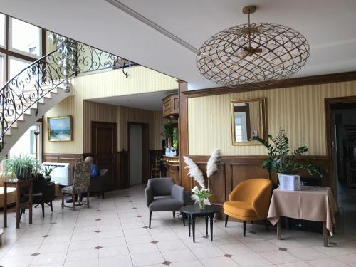 Előcsarnok, Logis Hotel & Restaurant - Le Chateau Des Tourelles 3 etoiles in Le Wast