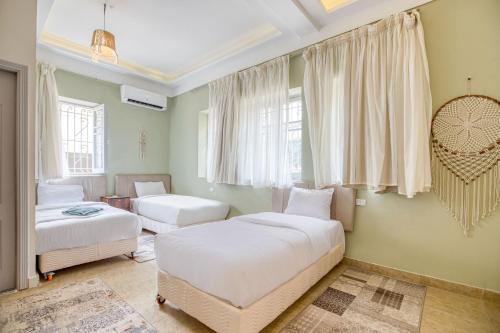 1 king bed, 2 twin beds, 1 sofa bed