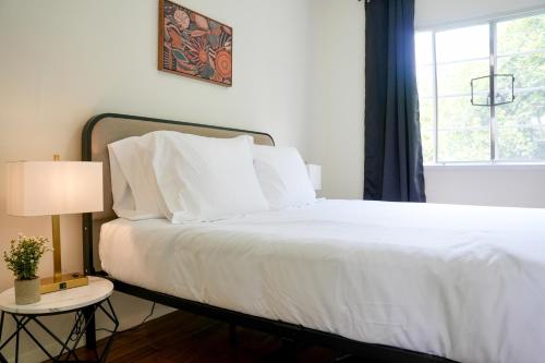 Los Angeles Miracle Mile Spacious 2BR Townhouse in Los Angeles, USA