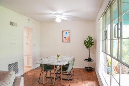 Los Angeles Miracle Mile Spacious 2BR Townhouse in Los Angeles, USA