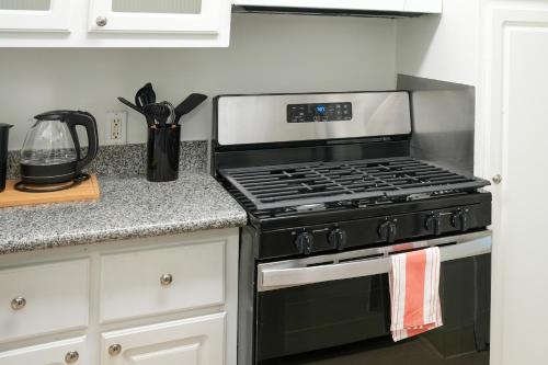 Los Angeles Miracle Mile Spacious 2BR Townhouse in Los Angeles, USA