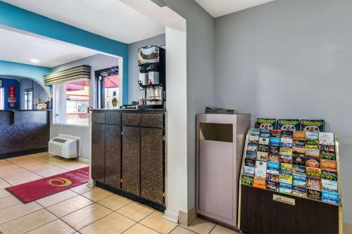 Econo Lodge Inn & Suites I-64 & US 13 in Virginia Beach, USA