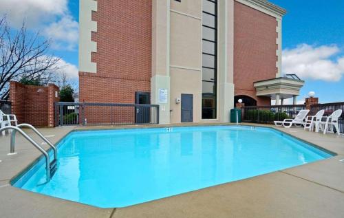 Clarion Pointe Greensboro Airport - image 2