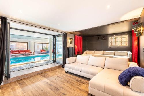 GuestReady - Serene Retreat with Poolside Bliss - Location saisonnière - Épinay-sur-Seine