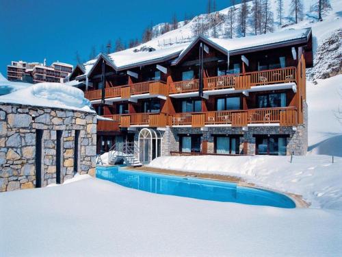 Apartment with Mountain View