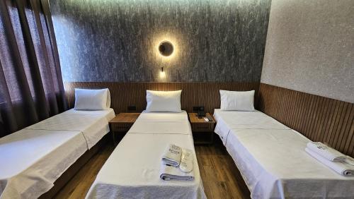 2 double beds, 1 twin bed