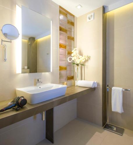 Hotel Marfil - main image
