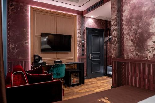 Deluxe King Room image 9