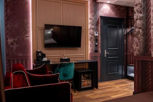 Deluxe King Room image 10