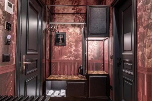 Deluxe King Room image 8