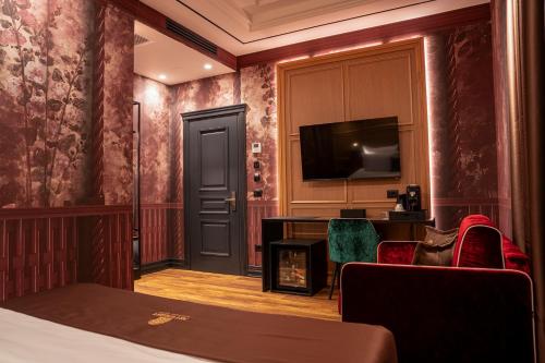 Deluxe King Room image 3