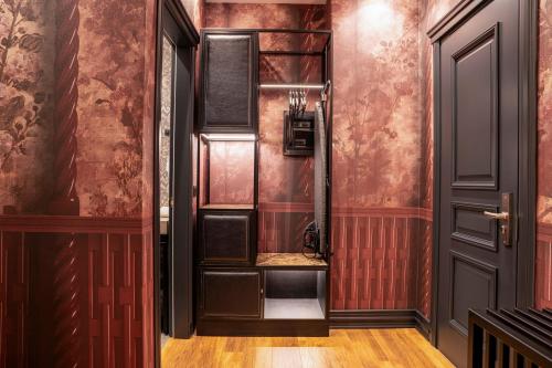 Deluxe King Room image 6