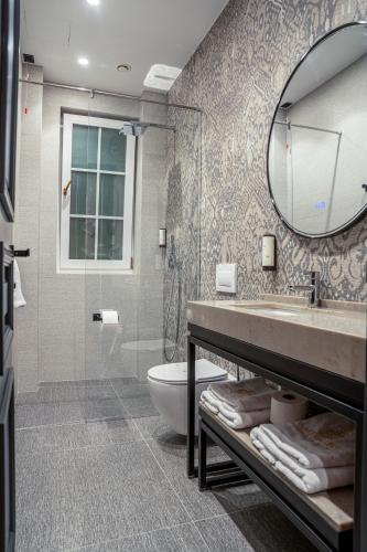 Deluxe King Room image 7