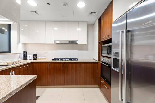 Luxe 3BR Retreat, Balcony Burj & Fountain Views, Prime Downtown Stay, Dubai (photo 10)