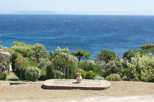 Kert, Vue sur mer à Santa Severa - Appartement Les Cyprès (Vue sur mer a Santa Severa - Appartement Les Cypres) in Luri
