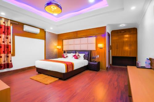 침대, 캐피탈 O 435 호텔 인투어리스트 팰리스 (Capital O 435 Hotel Intourist Palace) near 비라트나가르 공항