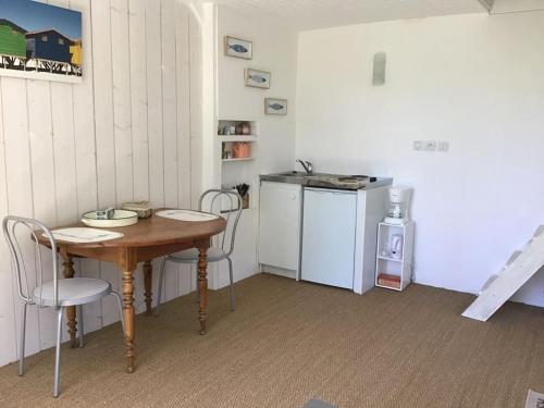 Petite dépendance comme la cabine d’un bateau. gîte à louer Saint-Armel