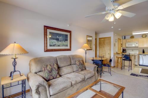 Cedar Creek Condo Free Shuttle to Big Sky Resort! in Gallatin Gateway, USA