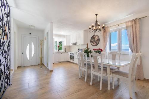 Villa with Sea View - Private Heated Pool - image 3