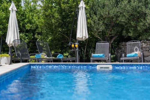 Villa with Sea View - Private Heated Pool - image 2