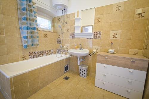 حمام, Vila Zora in دوبرنا