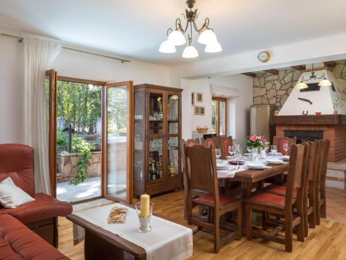 Holiday Home Villa Dalmatica moderna by Interhome in Bristivica