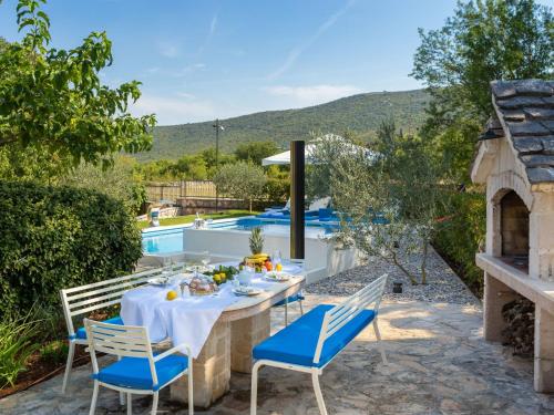 Holiday Home Villa Dalmatica moderna by Interhome in Bristivica