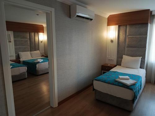 1 queen bed, 2 twin beds, 1 sofa bed