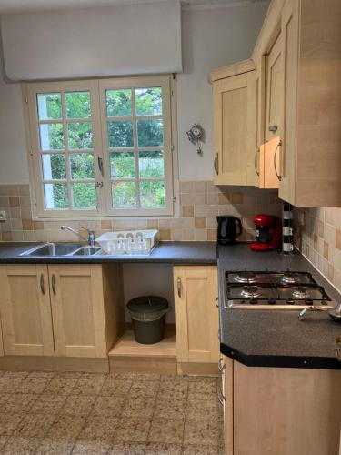 ห้องครัว, Cheerful two bedroom house PLONEVEZ du Faou in โปลเนเวซ-ดู-ฟายู