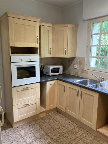 ห้องครัว, Cheerful two bedroom house PLONEVEZ du Faou in โปลเนเวซ-ดู-ฟายู