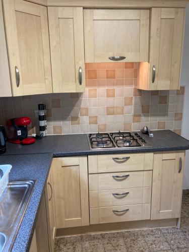 ห้องครัว, Cheerful two bedroom house PLONEVEZ du Faou in โปลเนเวซ-ดู-ฟายู