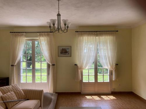 Cheerful two bedroom house PLONEVEZ du Faou in โปลเนเวซ-ดู-ฟายู