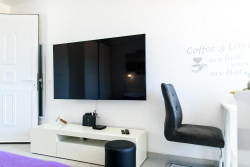 La Gaby Studio Apartment - Tap to explore photos