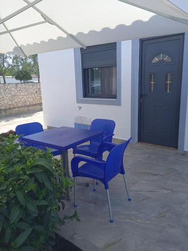 Family Room image 8