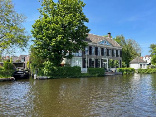 Tuinhuis aan het water