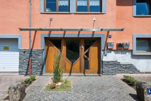 Entrance, stern12 SIRIUS Kuche WLAN Arbeitsplatz Parken in Hetzerath
